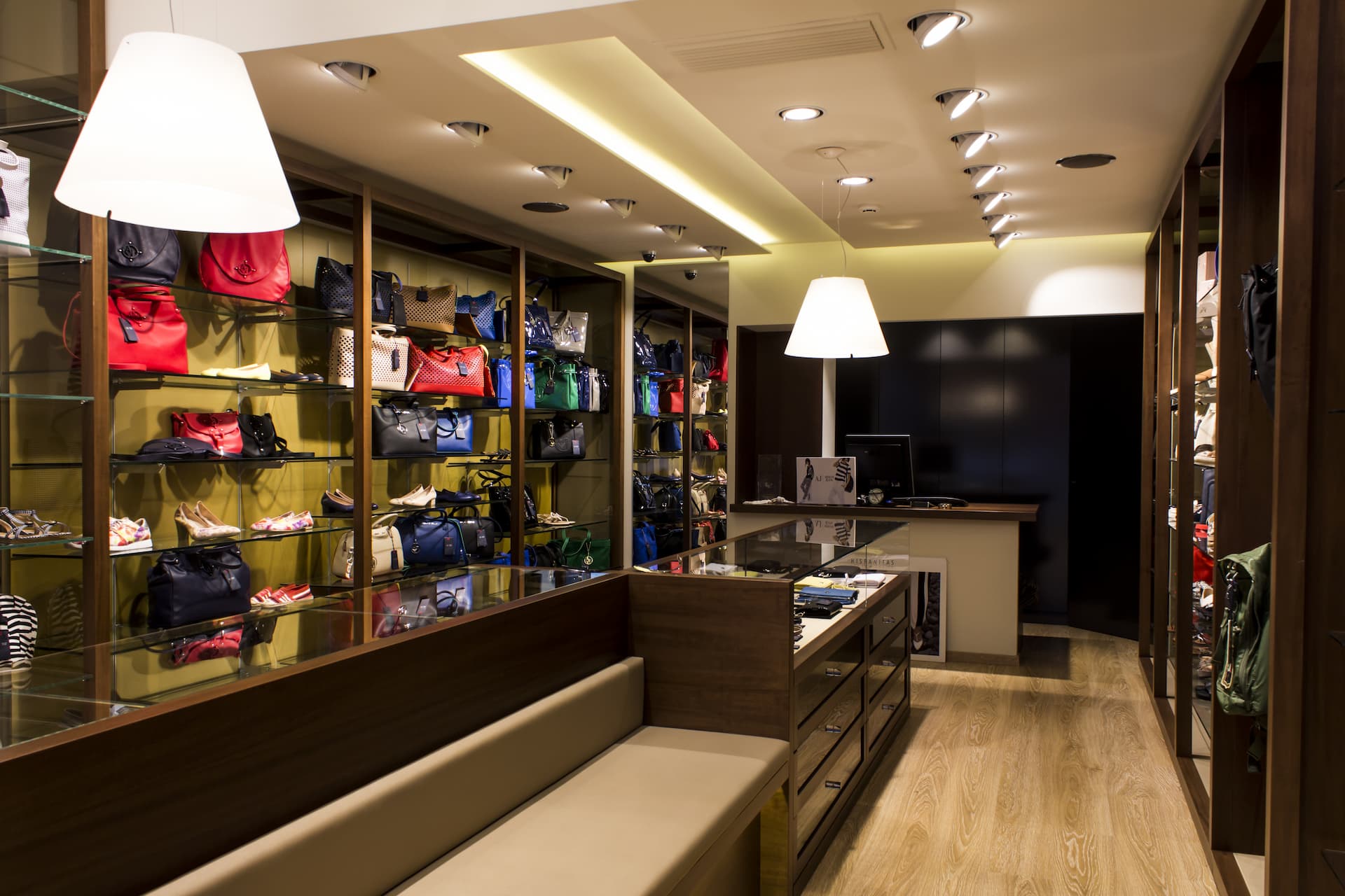 Gruppo Mossialos Shoes & Accessories| GK Gekas Ioannina | Γκέκας Ιωάννινα | Ηλεκτρολογικό Υλικό & Φωτισμός | ΓΚΕΚΑΣ ΑΕΒΕ